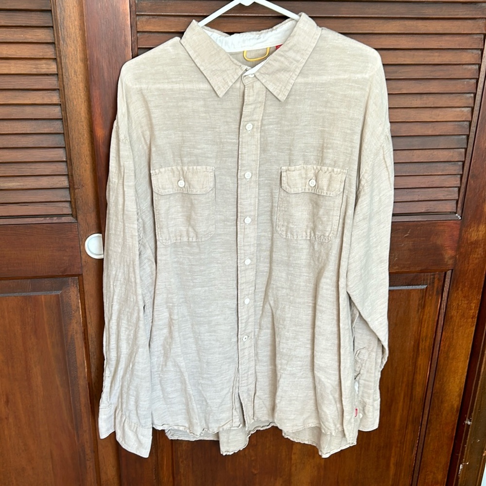 Beautiful linen Izod shirt. Long sleeve button up perfect for vacation